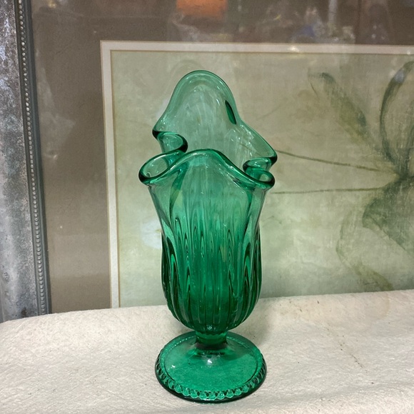 old Virginia Other - Old Virginia Glass Hanker Chief Vase